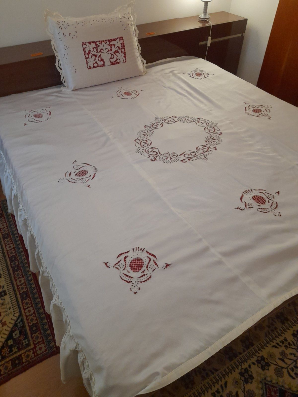 Покривка за спалня плюс възглавница - рязана бродерия