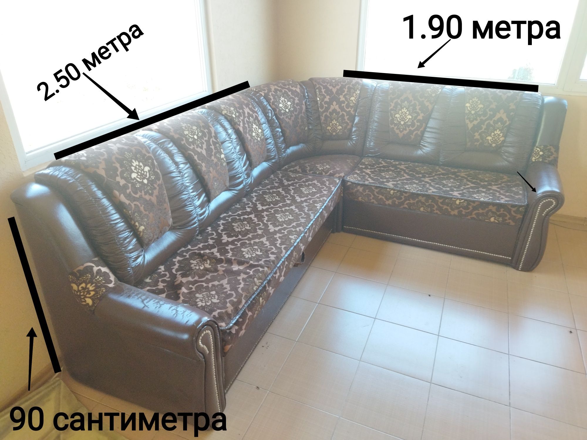 Ъглов разтегателен диван с функция за легло и подвижна средна част