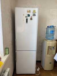 Холодильник Indesit с морозильной камерой