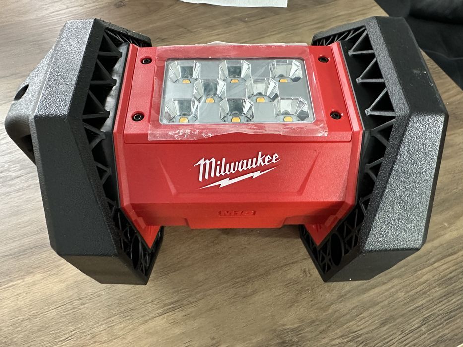 Milwaukee Proiector led M18