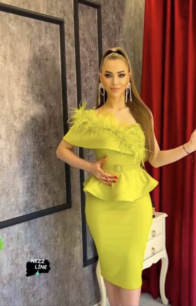 Дамска красива официална рокля с пера и камъни