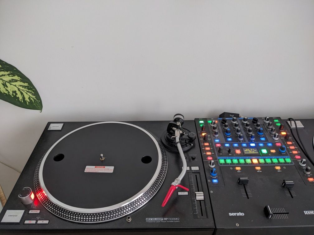 Dvs Dj Setup (2x pickup Reloop RP 7000, mixer Rane 62, laptop Macbook
