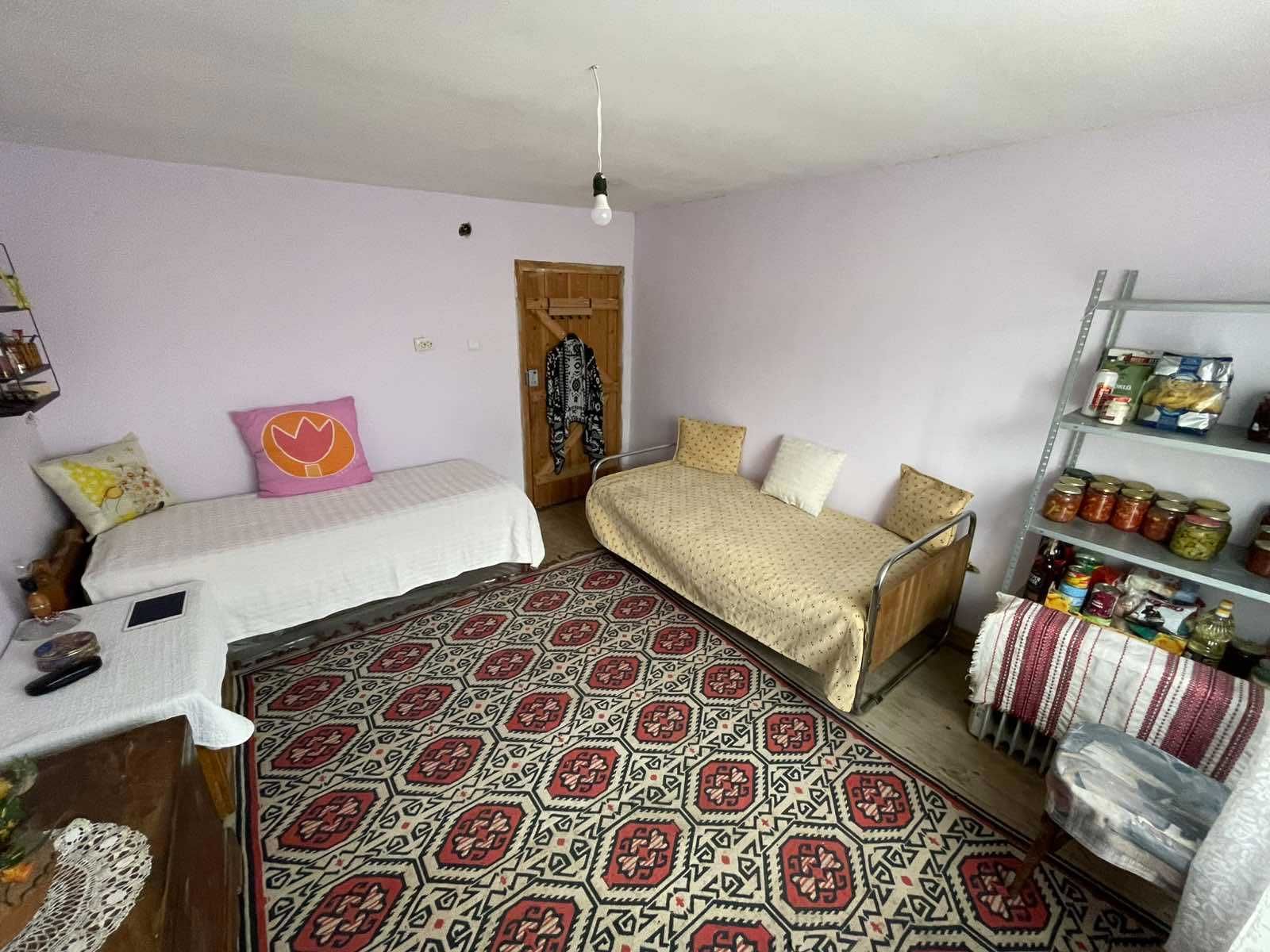 Продава се парцел 715 кв.м. + поддържана масивна къща в с. Медвен