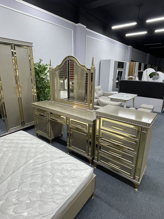 Пррдается спальный гарнитур новый