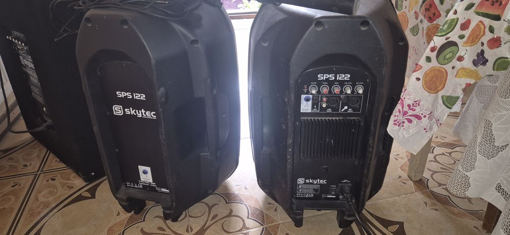 Vând boxe skytec 700 w cu trepied si  subufer 600 W + masa de remixat