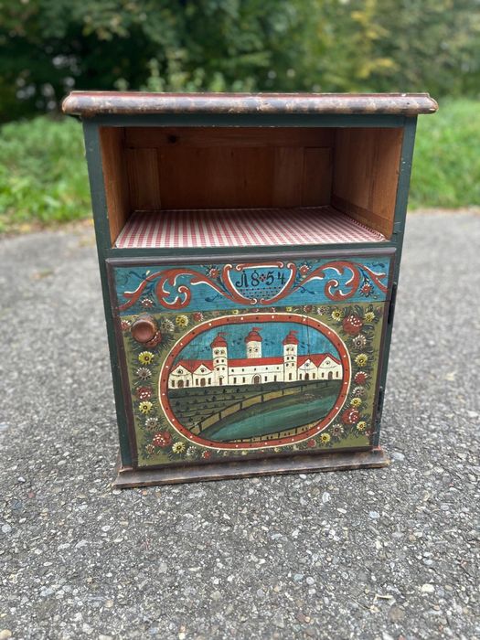 Dulăpior vechi de colecție