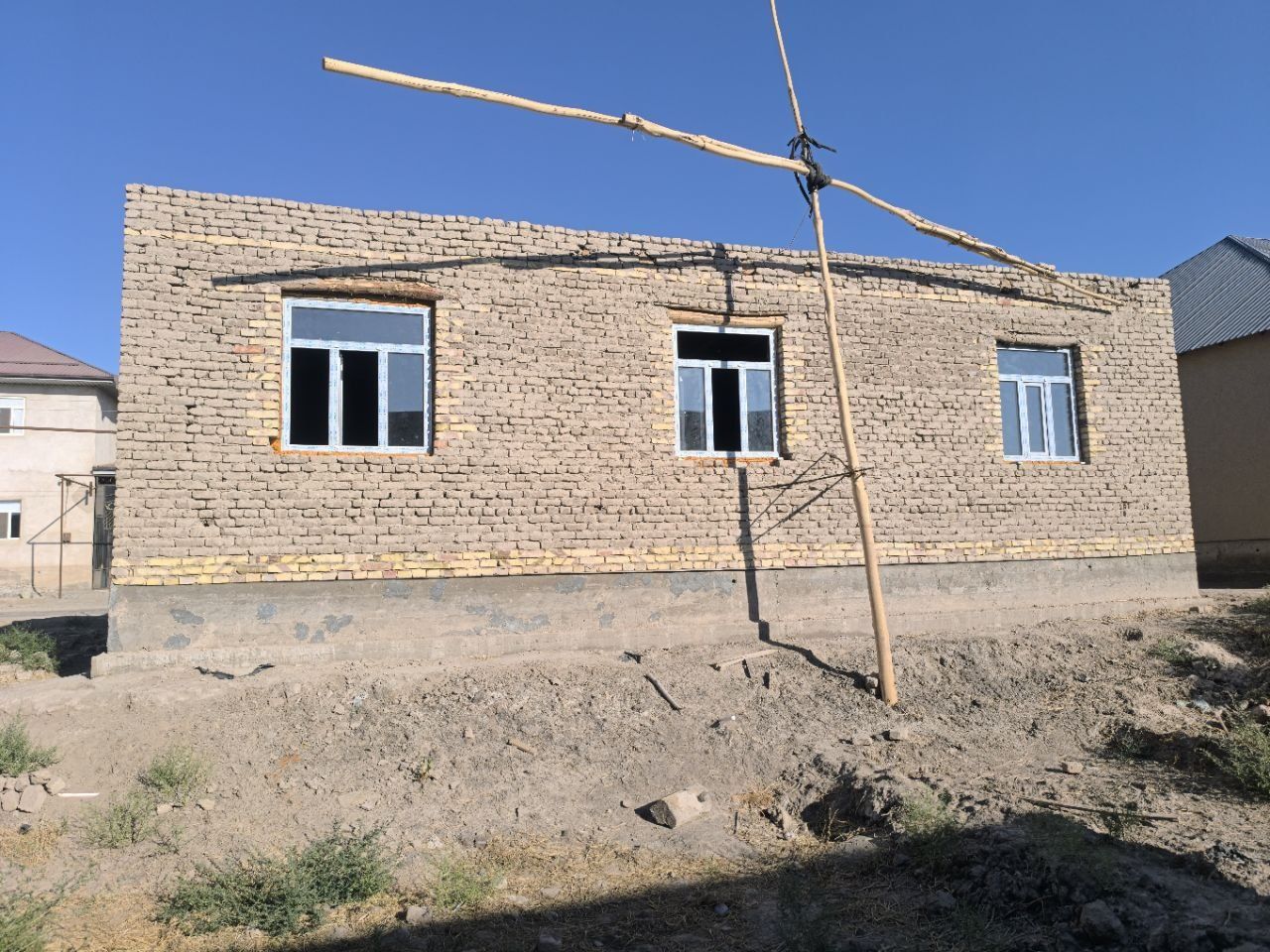 Жай сатылады, Пост ГАИ артында