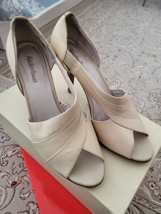 Босоножки 37 размер срочно