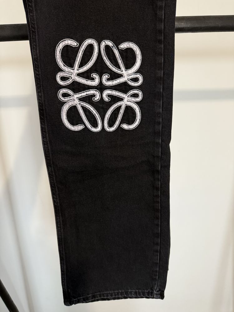 Blugi Loewe negri anagram