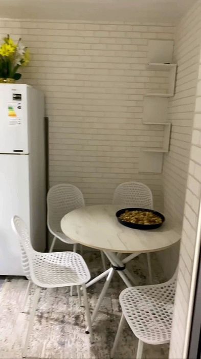 Мирабадский район продаётся двухкомнатная кирпич балкон 2х6 метра