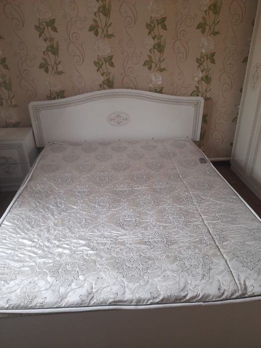 Продам двухспальную кровать, два комода, шкаф