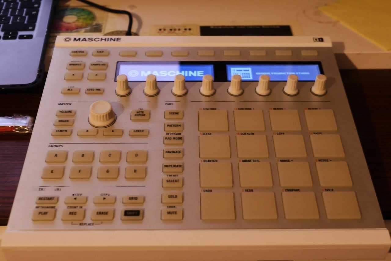Maschine mk2, Controller,  Groovebox, Drum machine.