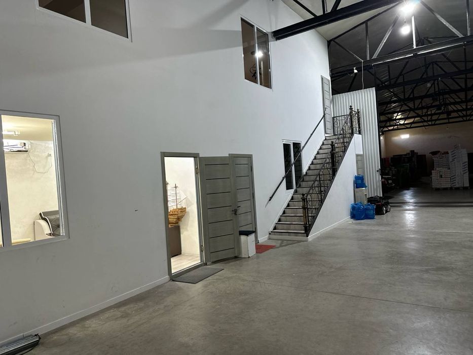 Продаётся здание, предназначенное для производства и бизнеса.”