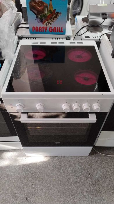 Готварска печка-фурна с керамичен плот BEKO-БЕКО 72 литра 2200 W