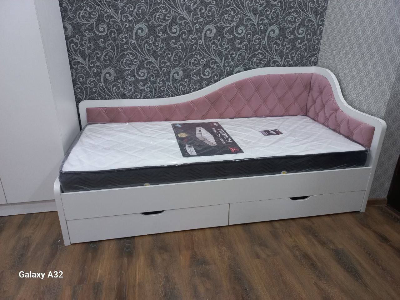Мебель  кровать парта кухонный уголок  стол стул  Шкаф купе Диван.