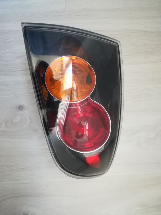 Заден десен стоп за Мазда 3 седан 2005 година