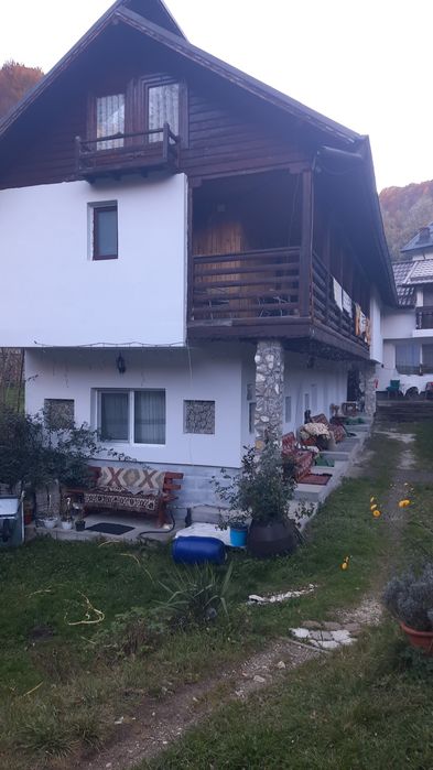 Inchiriere de revelion vila cu 8 camere si corp cu 4 camere