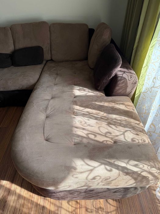 Ъглов разтегателен диван с ракла и възглавници. Забележки в снимките!