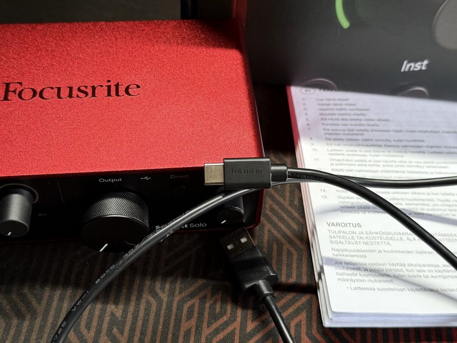 Focusrite Scarlett Solo 4th Gen USB аудио интерфейс + Saramonic C-XLR