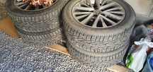 Продам комплект 4 шт  шины зимние с шипами б/у 215/55 R17