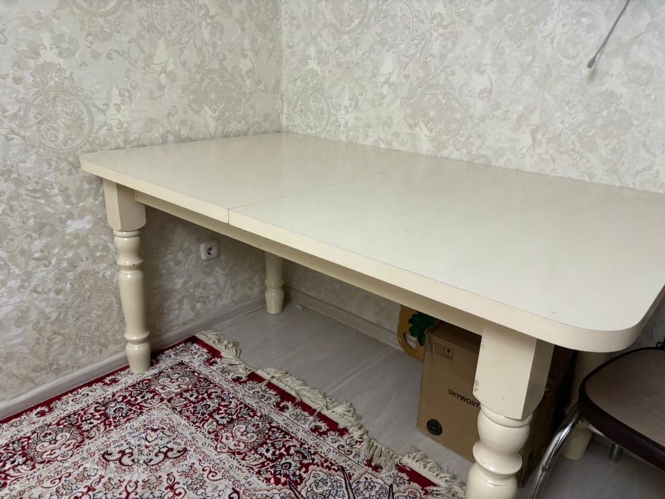 Стол и шесть стулья