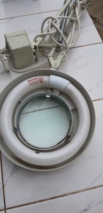 Lampă cu lupă profesională si braț  extensibil