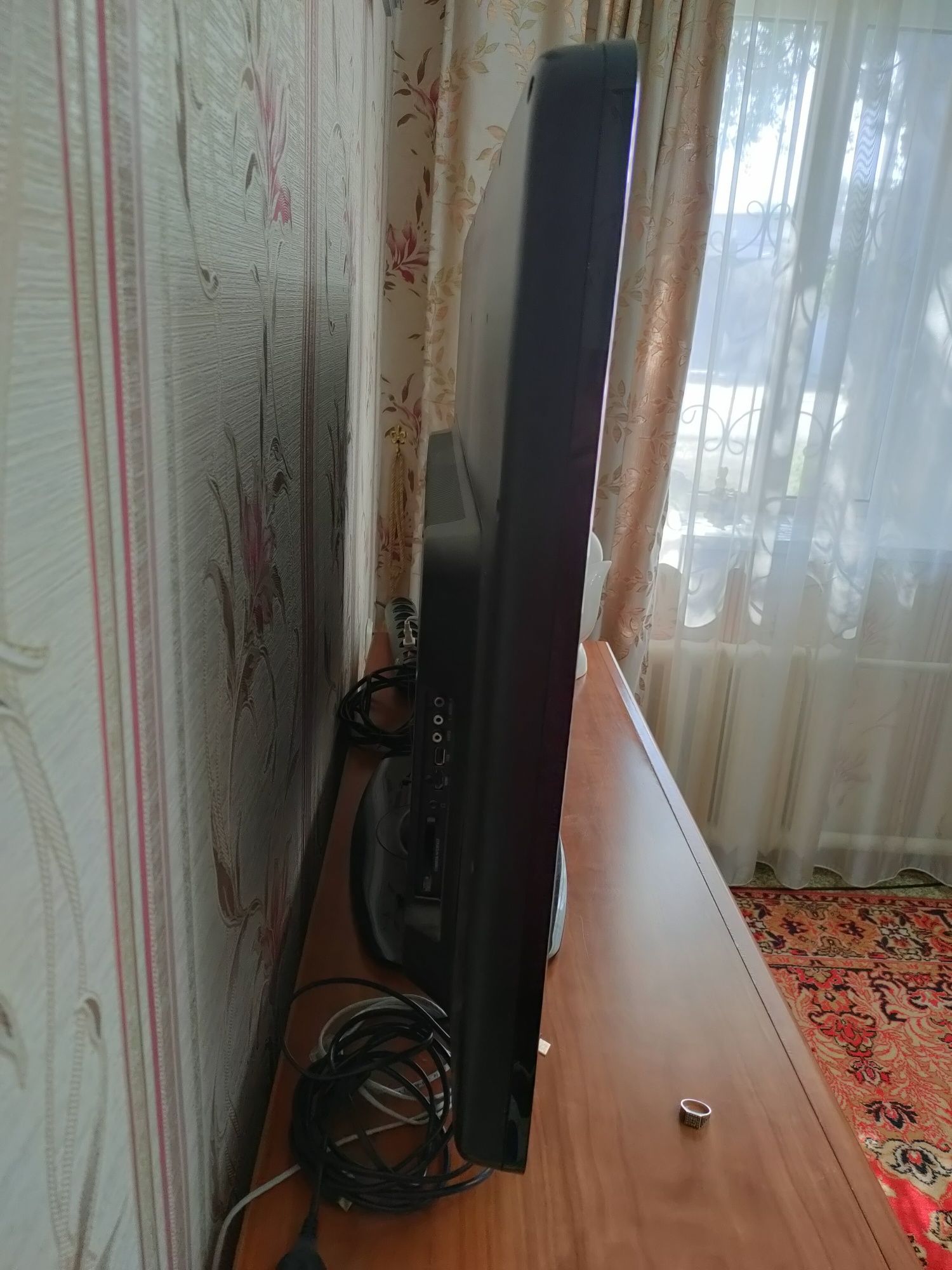 Телевизор большой Philips европейская сборка. Диагональ 110 см.