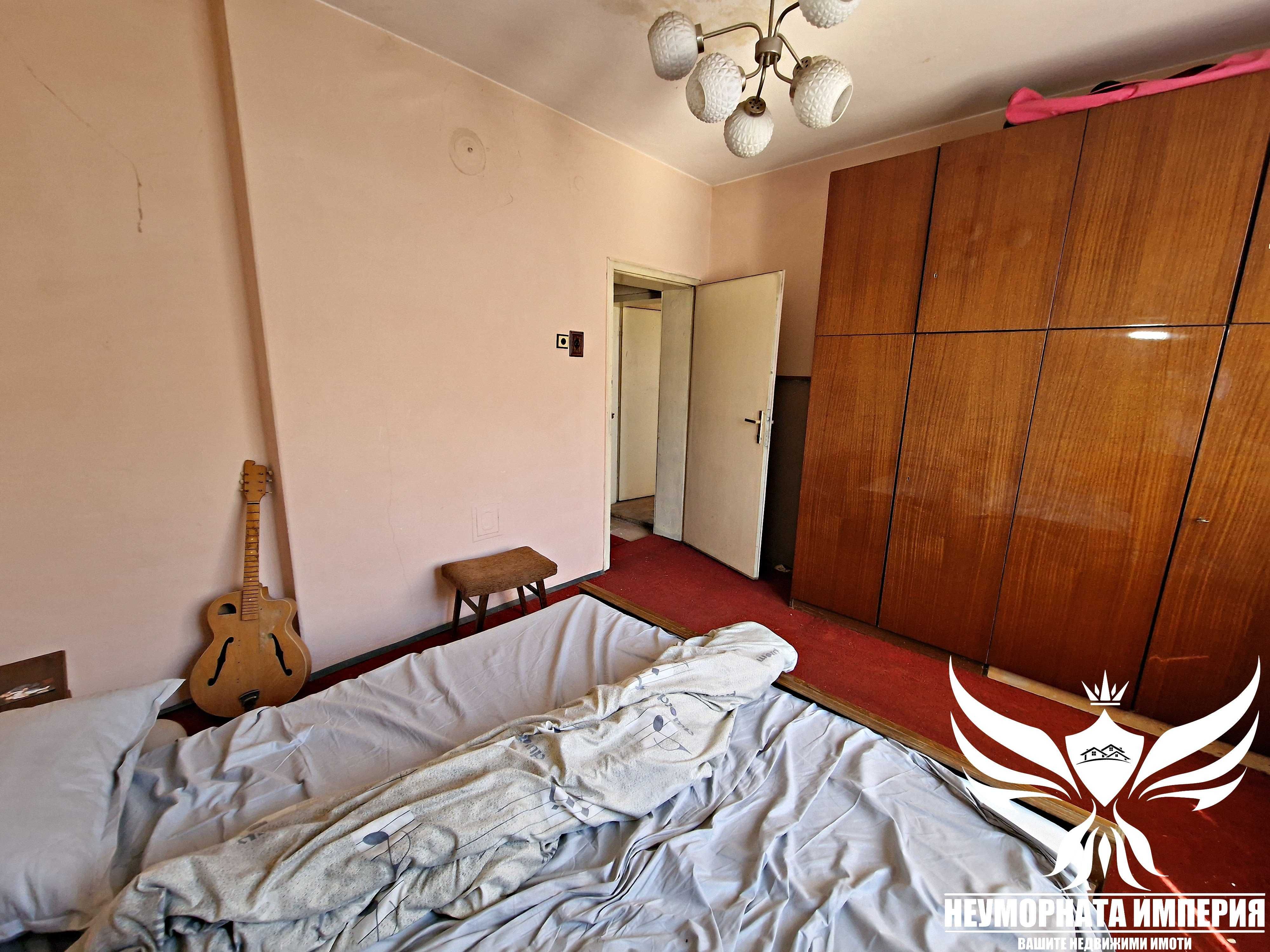 Продавам тристаен с гараж, партерни стаи и 219кв. двор в гр.Асеновград