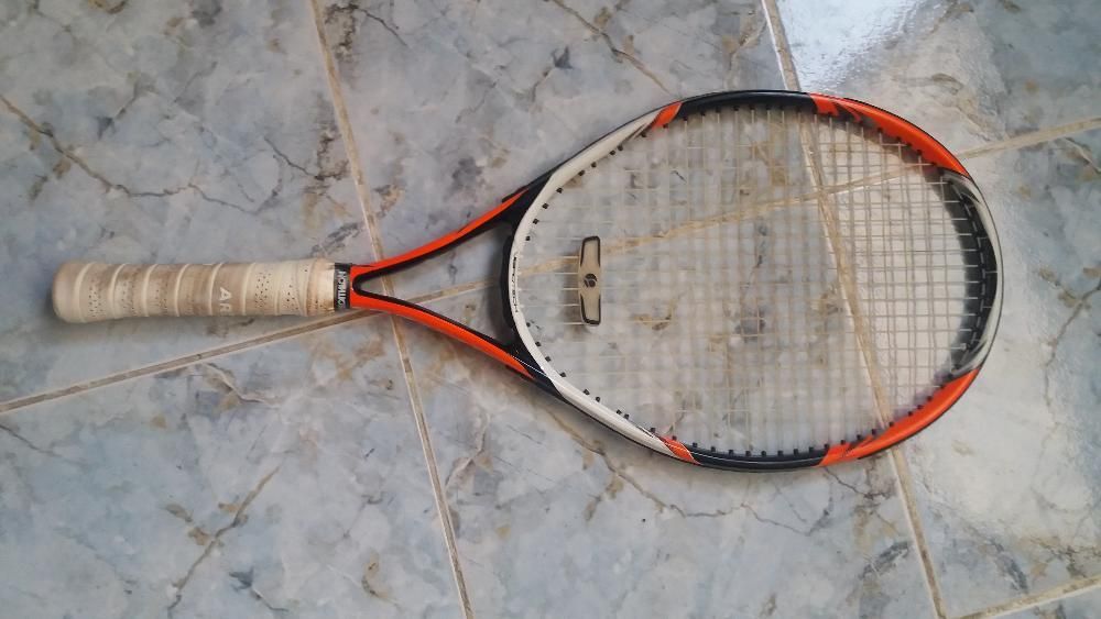 doua rachete tenis de competitie