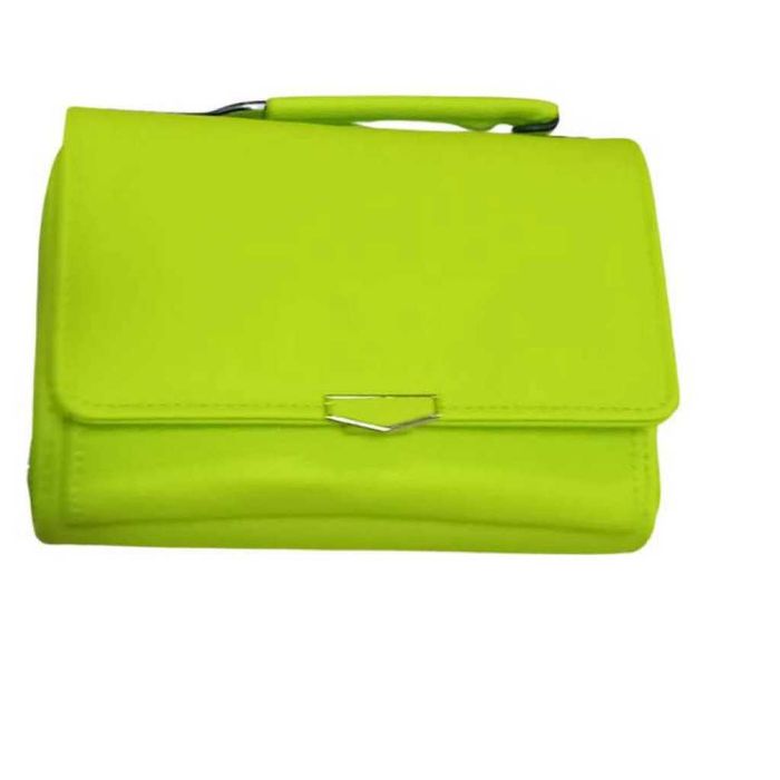 Стилна и компактна к. дамска чанта за през рамо с дълга дръжка.