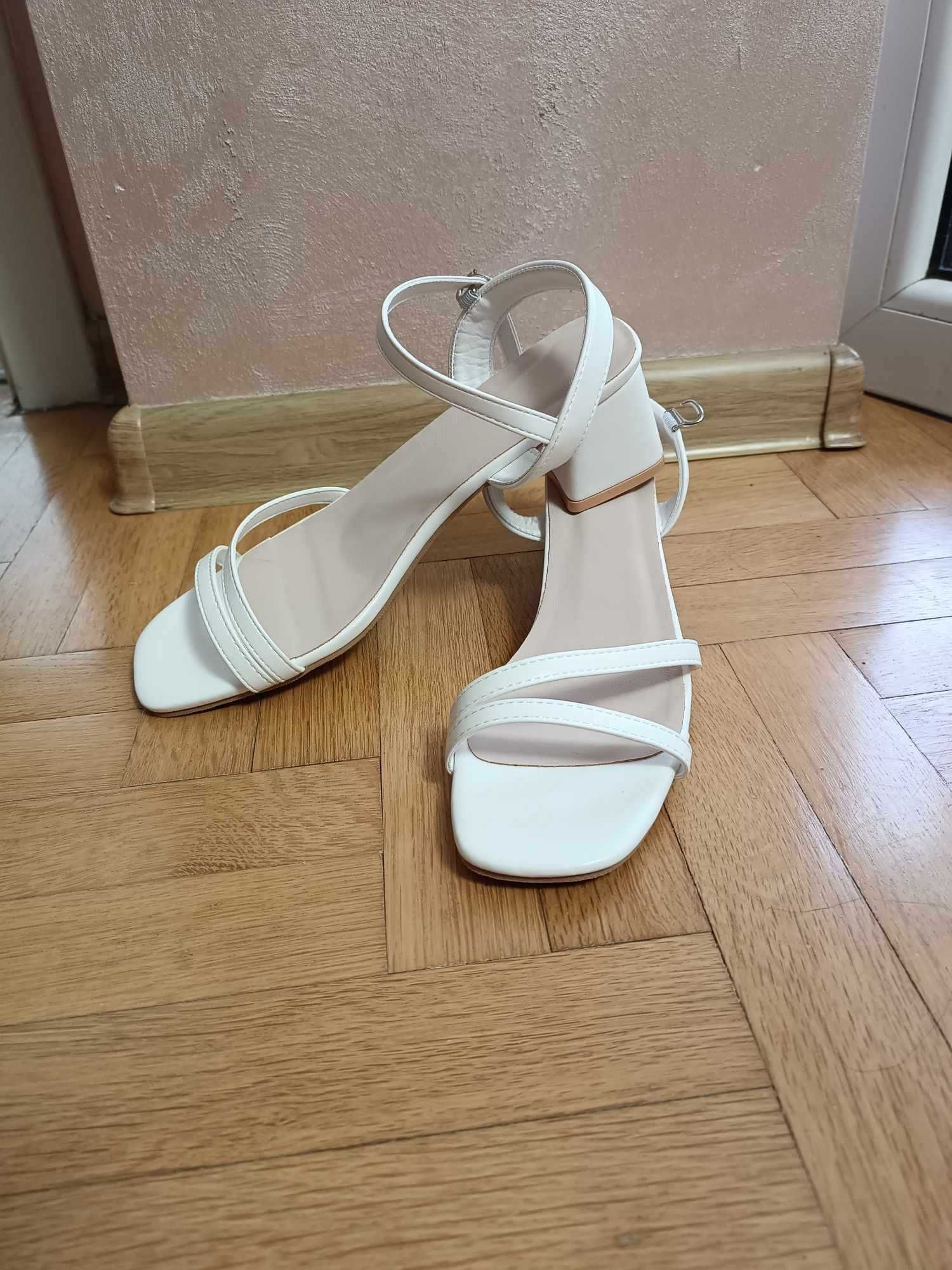 Бели сандали на ток