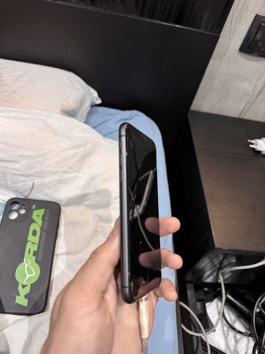 Телефон Iphone 11 черен 64 гб