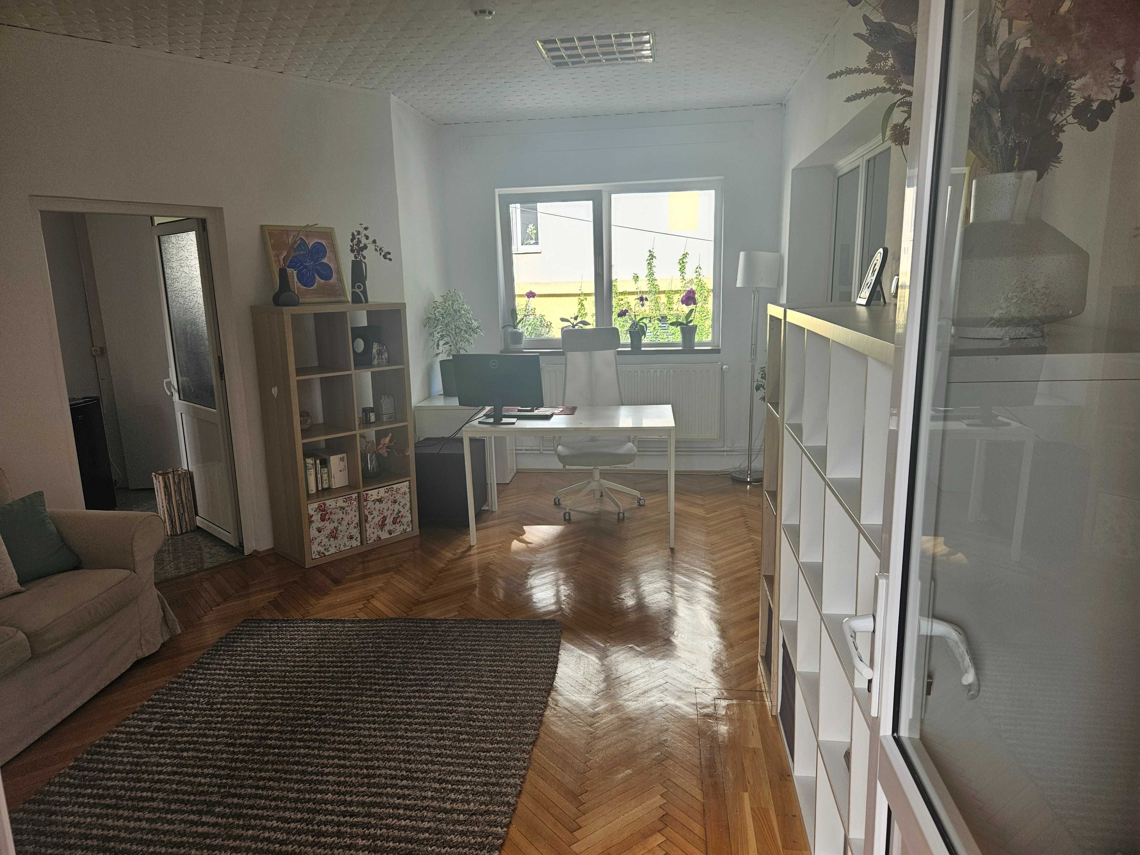 INCHIRIEZ spatiu birou vila