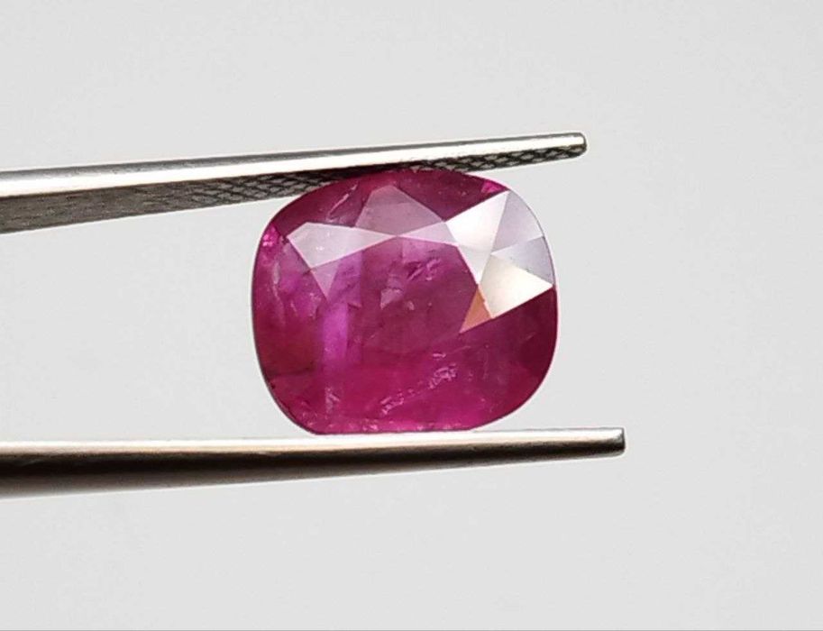 Пурпурно червен естествен рубин с рядка големина 4.26кт! Сертифициран!