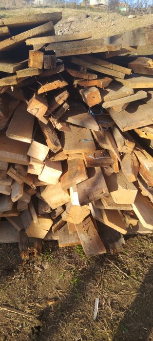 Lemn scos dintr-un acoperiș de casa