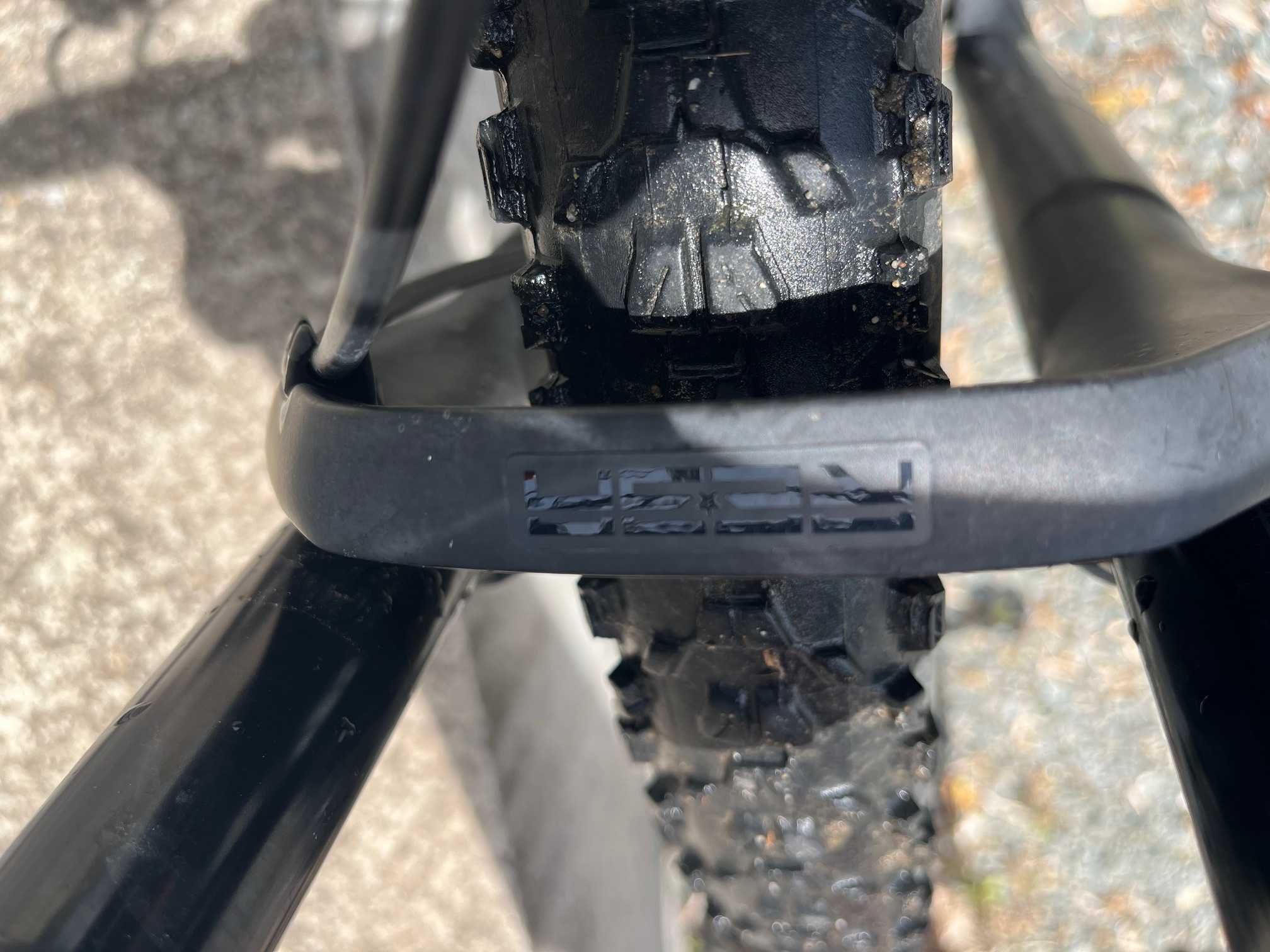 Продавам карбново планиснки велосипед/колело Cannondale F-Si