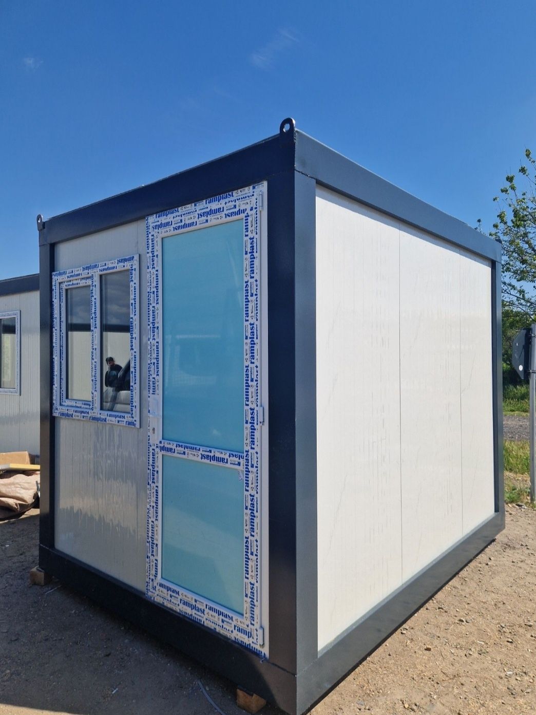 Vand containere modulare la super preț