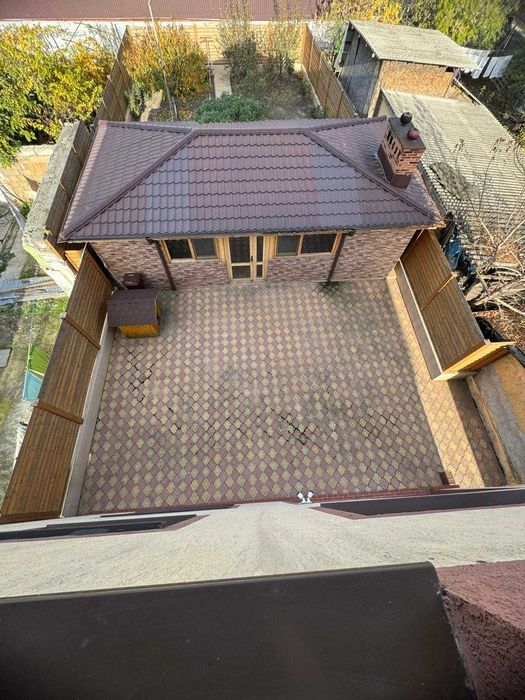 Casă de vânzare + 2 spații comerciale funcționale + foișor inchis