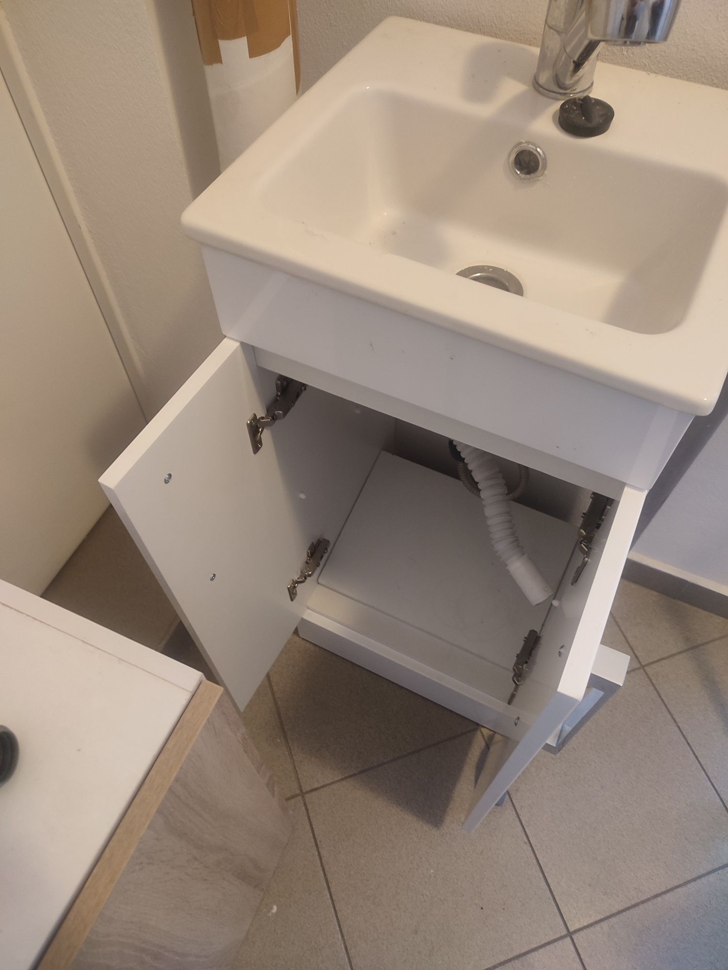 Chiuvetă baie mică cu suport mobilă și baterie mobilă, dulăpior suspen