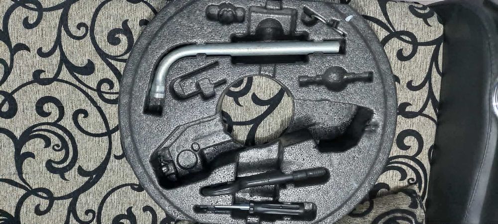 Kit pana cu scule auto original + tavă rotundă