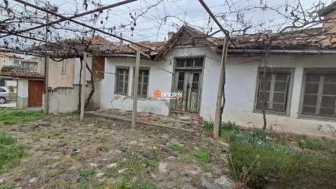 Продават се: Две къщи с двор 493 кв.м в гр.Карлово