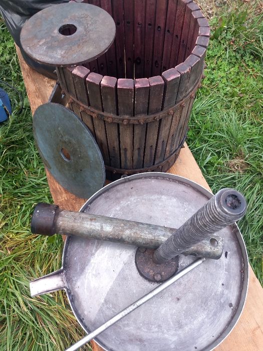 Butoaie pentru vin si storcator de struguri