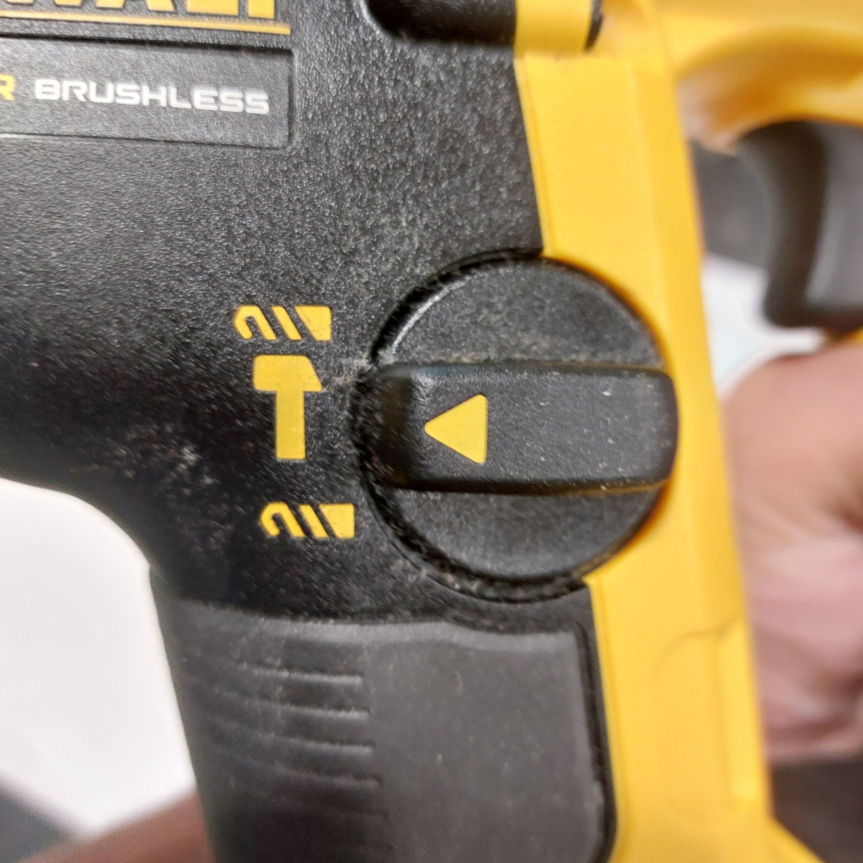 Намалена цена Безчетков акумулаторен перфоратор Девалт Dewalt DCH072