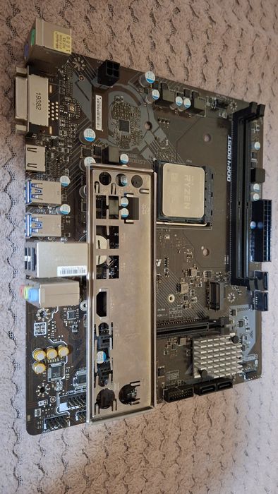 Vind kit Ryzen 7 3700x si placa de baza