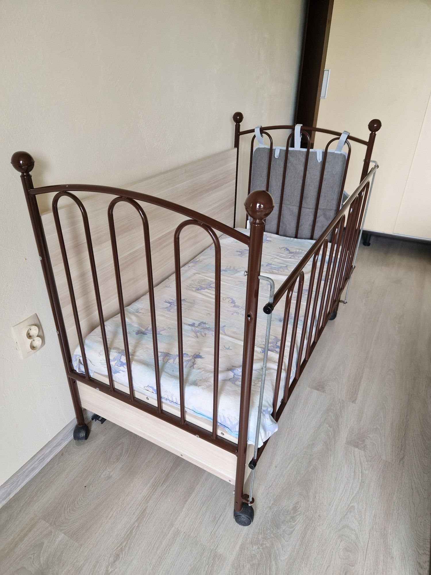 Бебешко легло с метална решетка