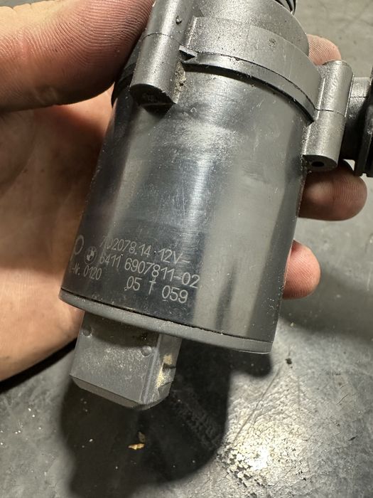 Pompa recirculare apa BMW X5 E53 auxiliara 6907811