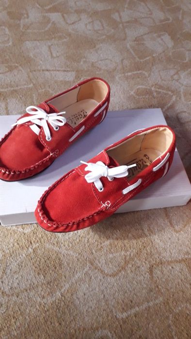 Vind pantofi copii ,sunt noi.piele naturală întoarsă.