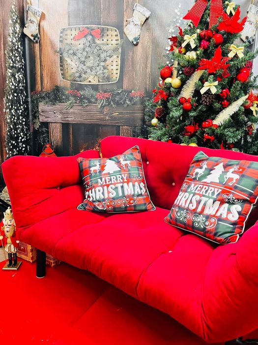 Червен диван с функция за легло