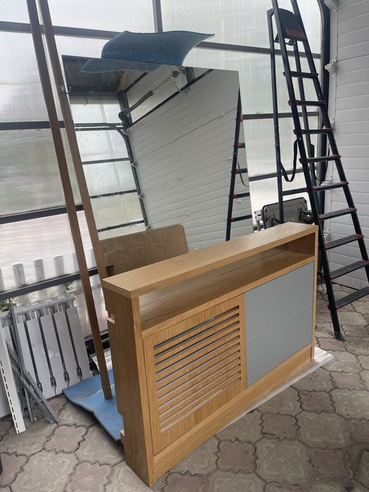 Продам прихожую тумба, зеркало, рейки с крючками.