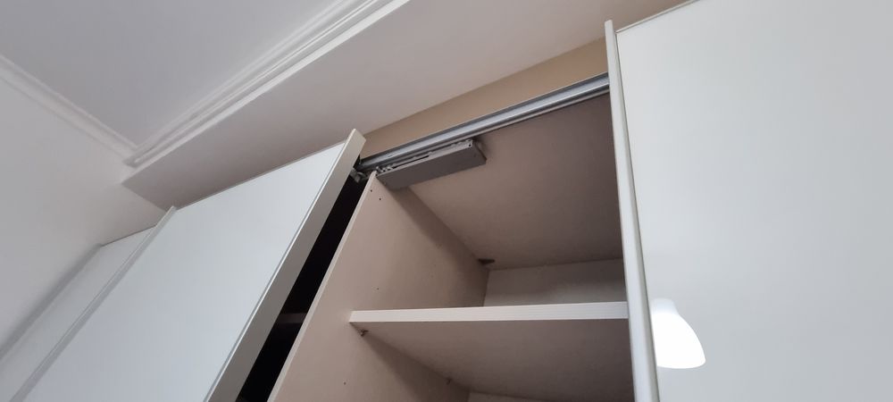 Dulap mare cu uși glisante, alb lucios